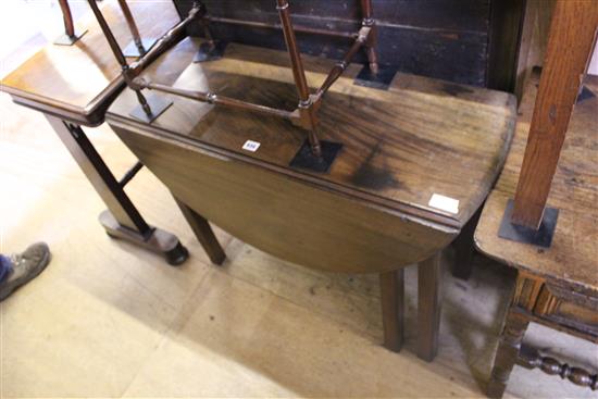 Small George III mahogany circular dining table with drop leaves and square section legs(-)